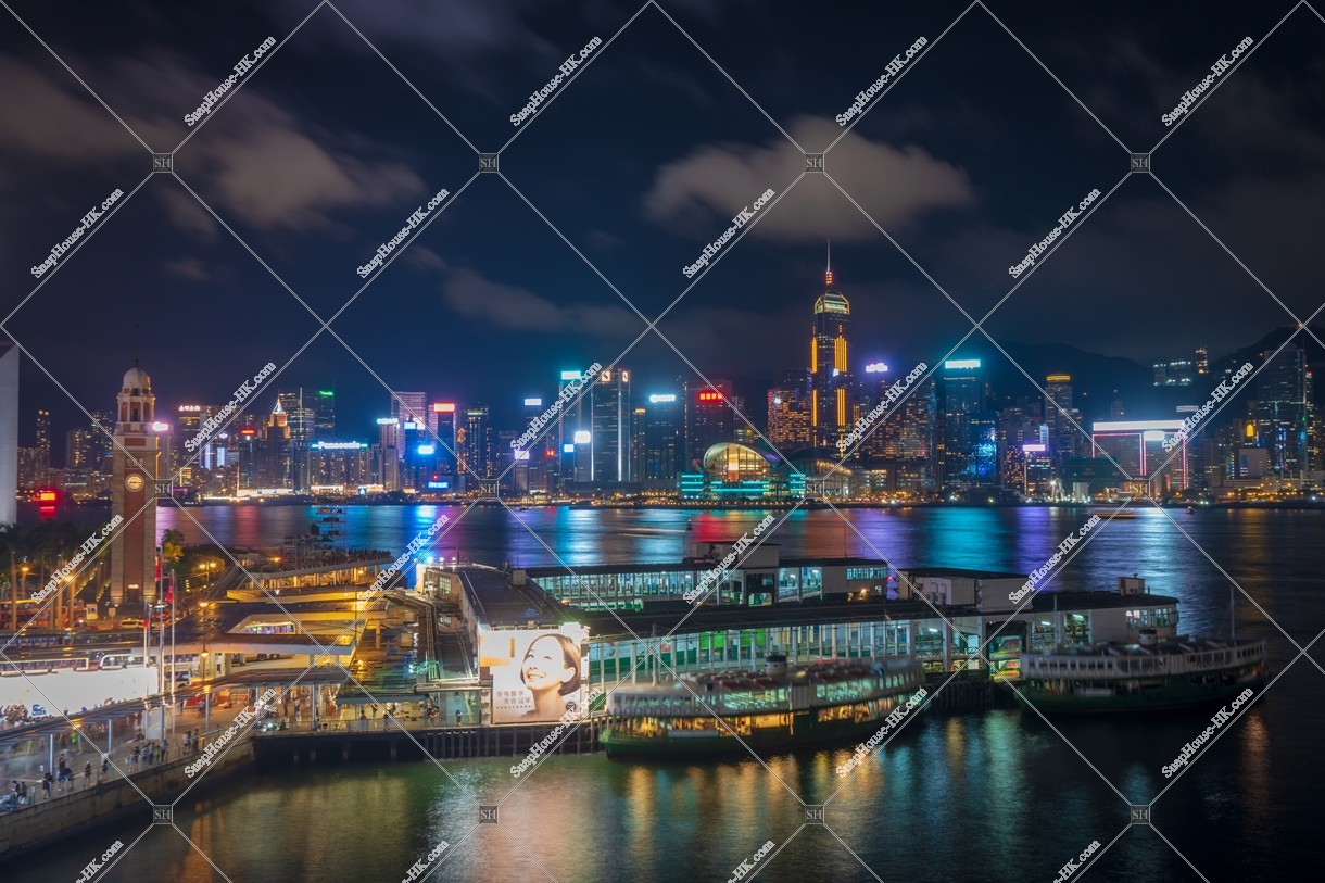 夜の湾仔(灣仔)の高層ビル群とスターフェリー(天星小輪) その①