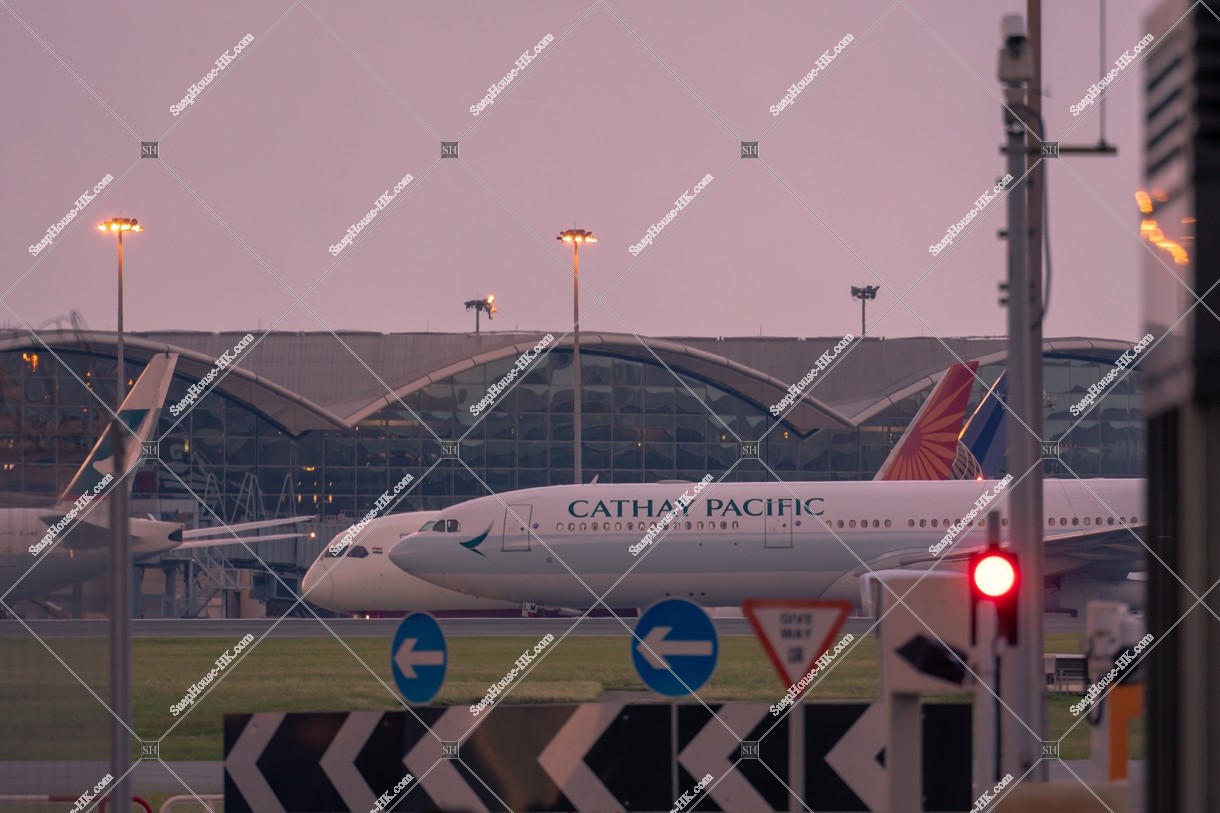 夕方のキャセイパシフィック航空の旅客機