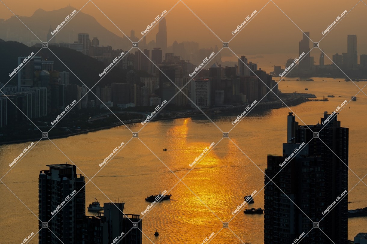 香港島とヴィクトリア・ハーバーの夕方