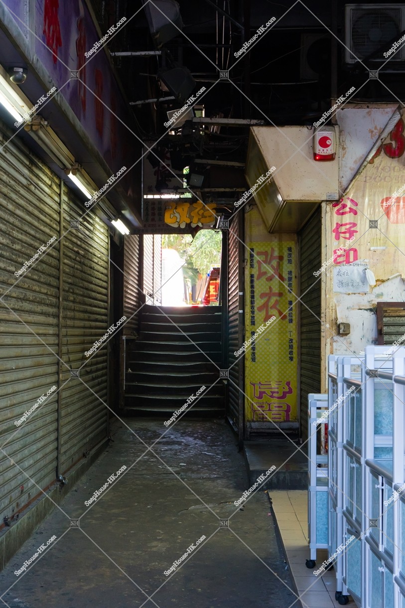 観塘（觀塘） 古い商業ビルの通り抜け通路