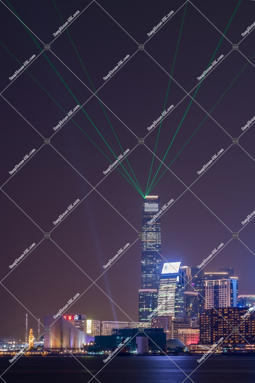 九龍半島エリアのシンフォニー・オブ・ライツの様子。環球貿易廣場（ICC）のレーザーショー。 レーザー3本 [縦向き]