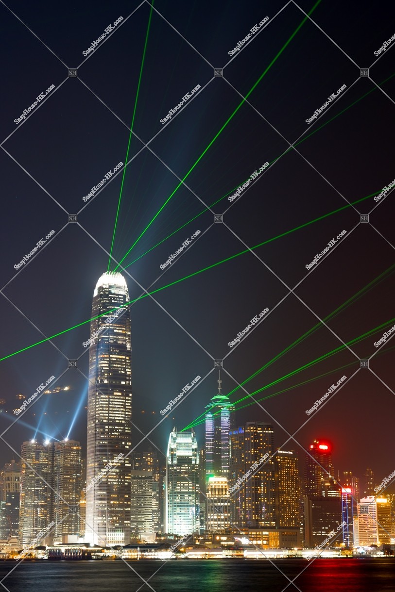 シンフォニー・オブ・ライツ 中環 ifc1とifc2のレーザーショー 、レーザー3本