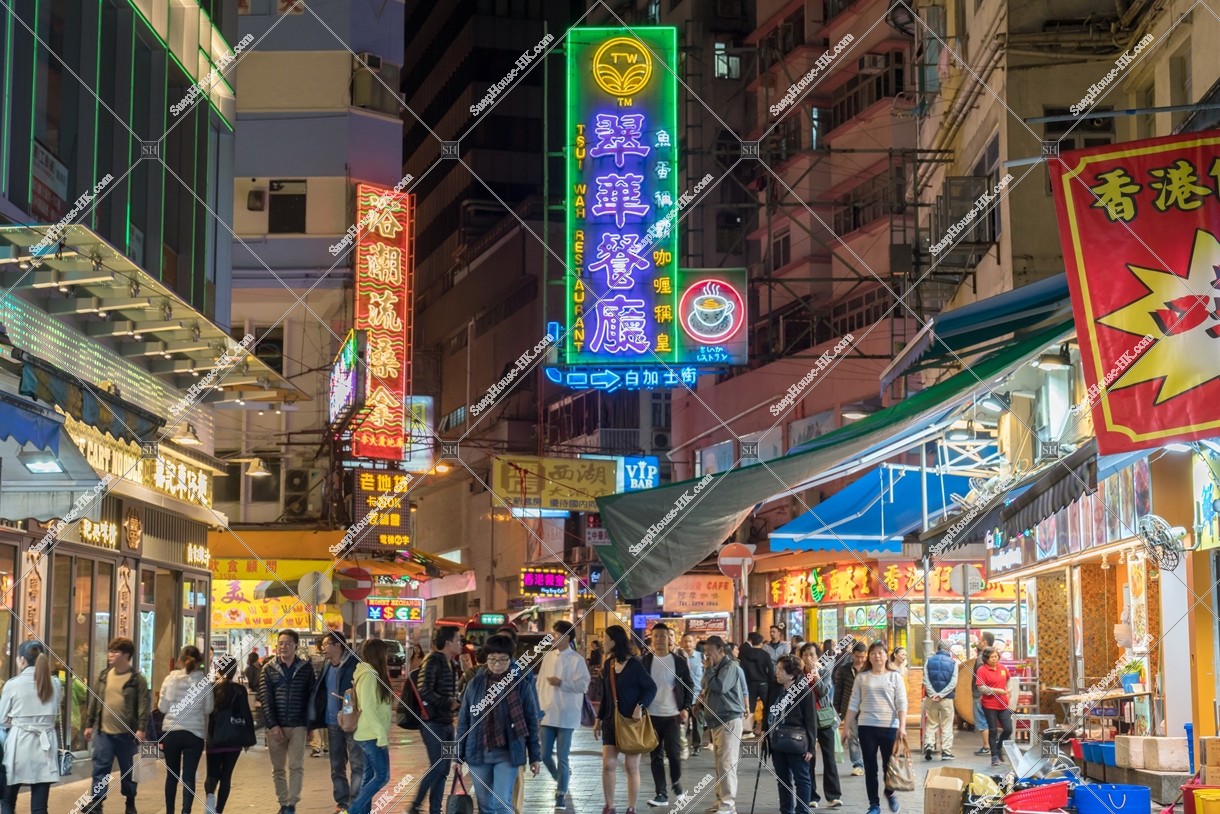 佐敦 夜の南京街の風景と歩く人
