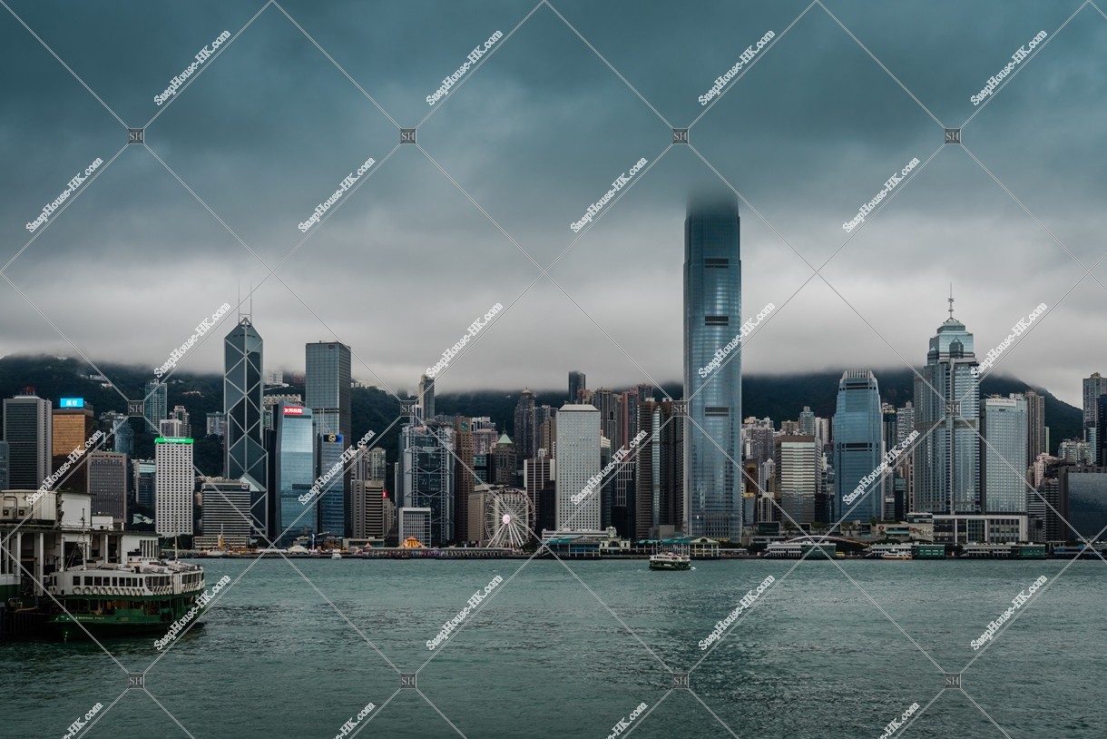 曇天時のセントラル（中環）の金融関連の高層ビル群の風景と尖沙咀のスターフェリー(天星小輪)乗り場