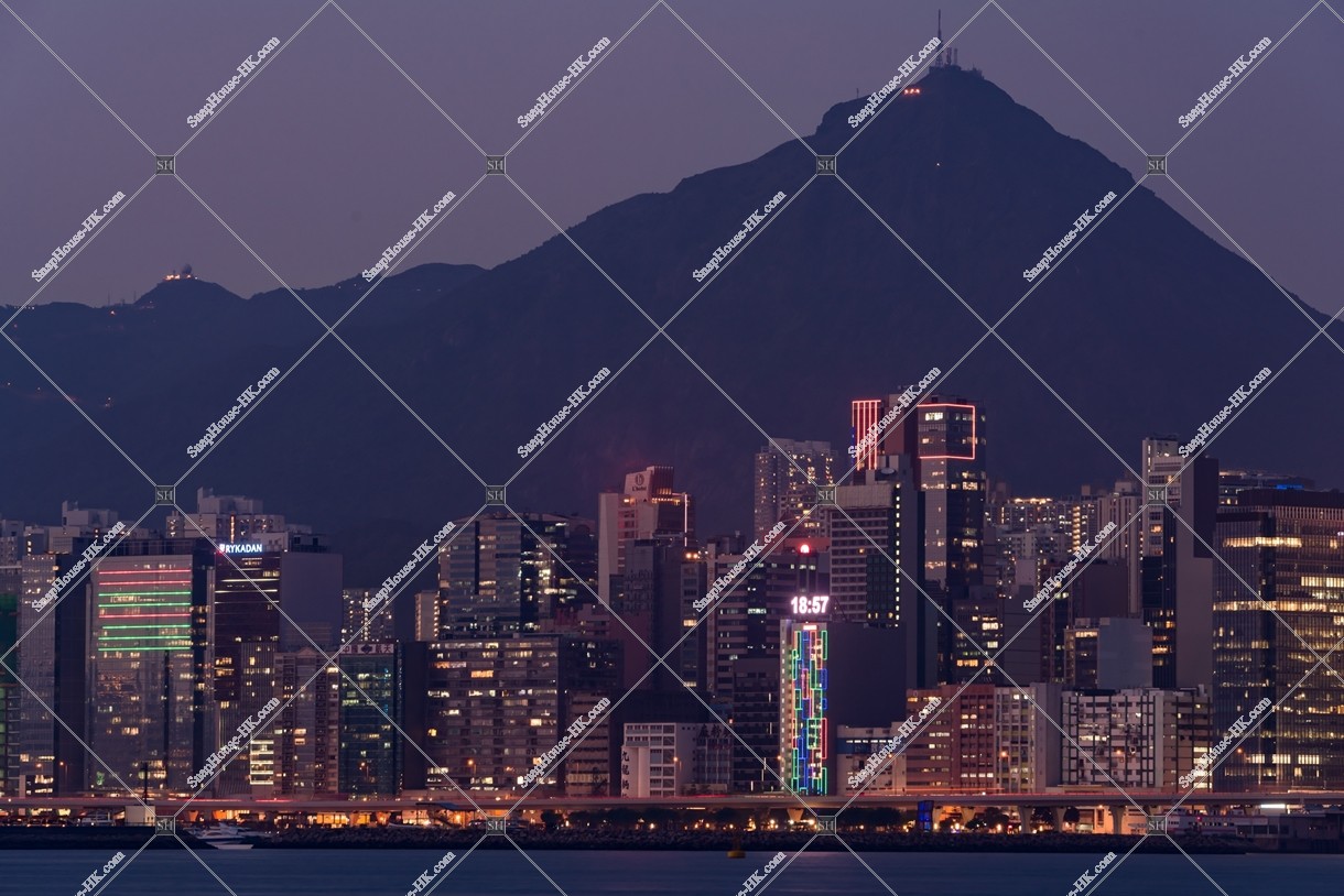 觀塘のビル群の夜景と飛鵝山 その①
