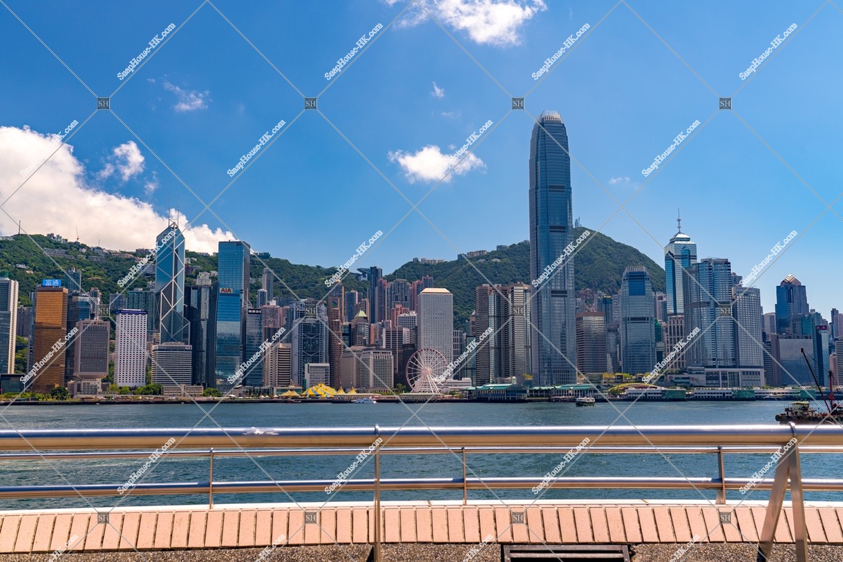 尖沙咀から見るセントラル（中環）の高層ビル群の風景  その①