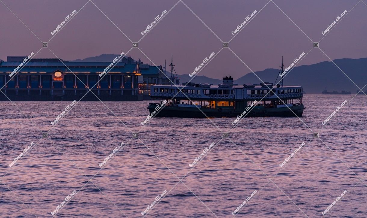 夕方のスターフェリー(天星小輪)