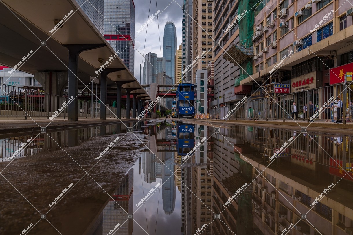 上環 水に反射する街と香港トラム その③