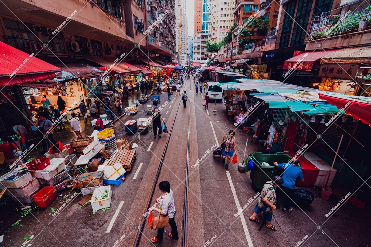 北角 春秧街の商店街を歩く人々と香港トラム その②