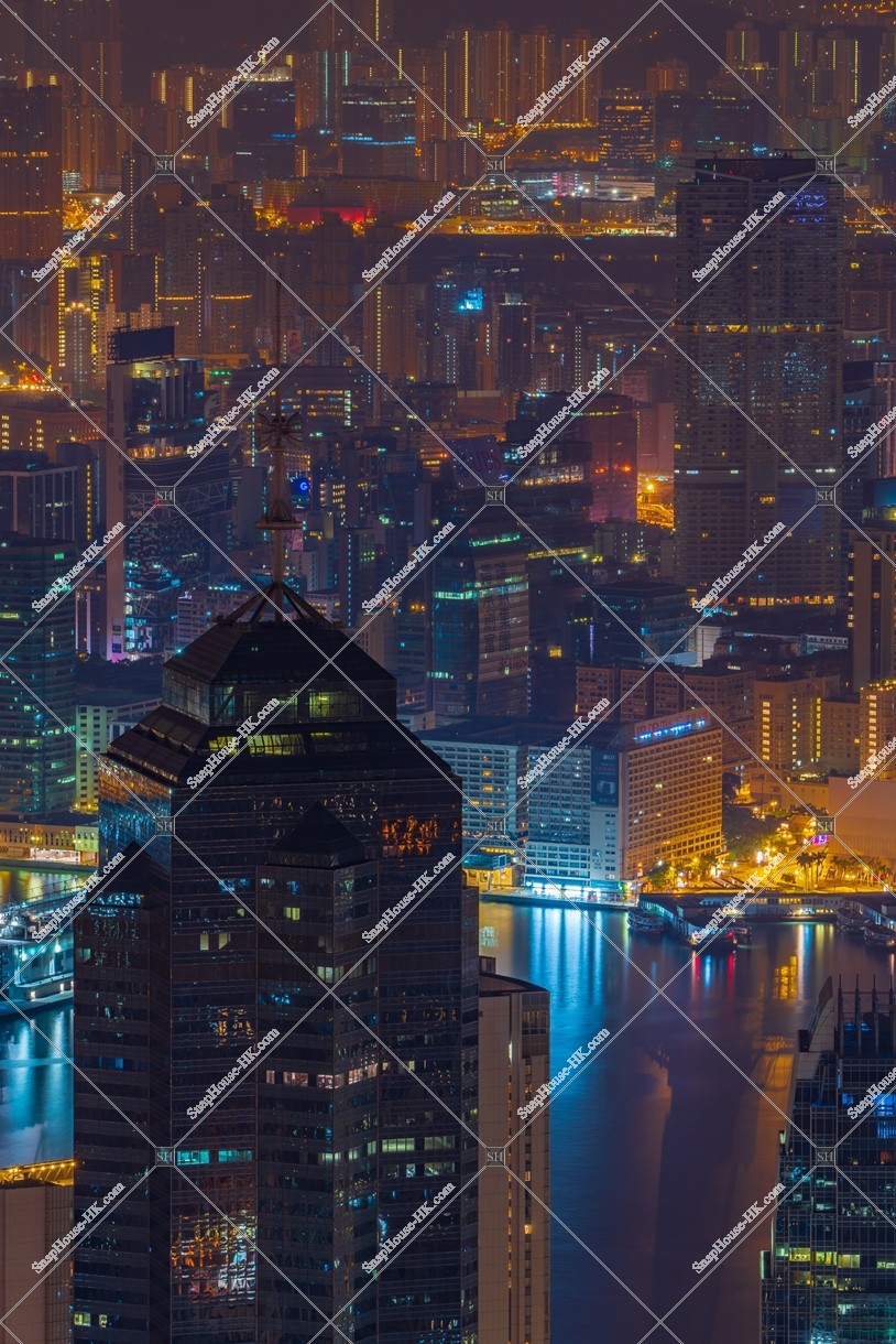 ヴィクトリア・ピークから見るザ・センター（中環中心）と九龍の深夜の夜景