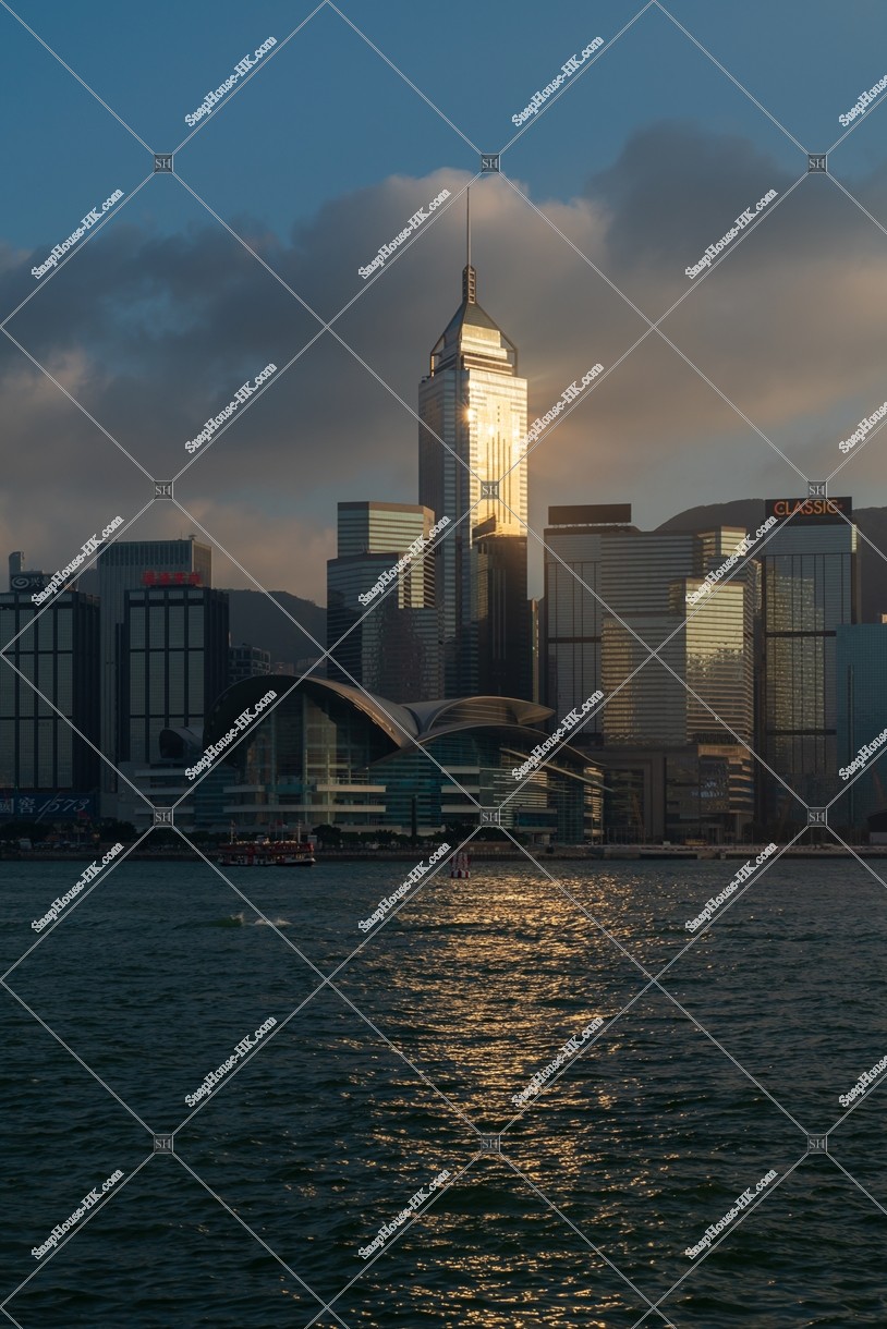 香港島湾仔(灣仔)の夕方の高層ビル群とヴィクトリア・ハーバー その①