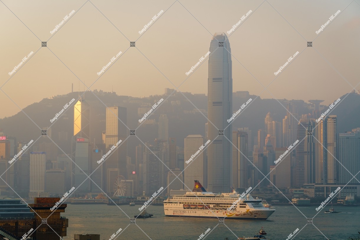 朝のセントラル（中環）の高層ビル群と豪華客船 その②