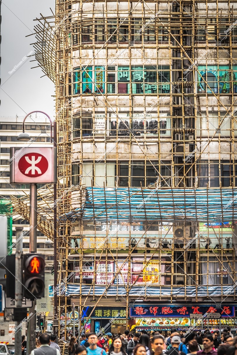 竹の足場が組まれたビル その①