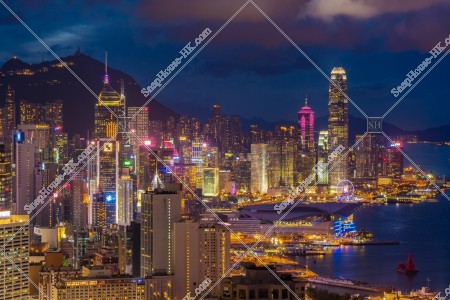 湾仔（灣仔）からセントラル（中環）の高層ビル群の夜景 その③