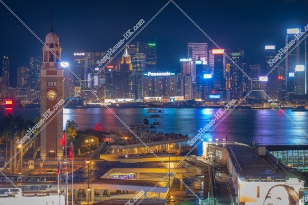 尖沙咀の時計台(尖沙咀鐘樓)と香港島の高層マンション・ビルの夜景 その①