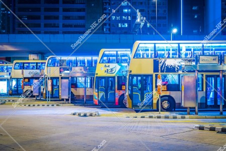夜の停車中のバス