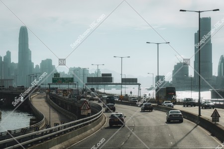 香港島の東區走廊の道路と高層ビル群の風景
