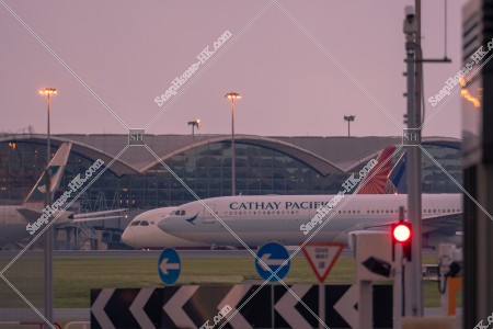 夕方のキャセイパシフィック航空の旅客機