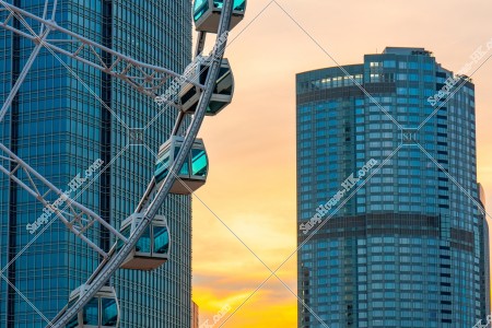 セントラル（中環） 夕方の香港観覧車との高層ビル その①