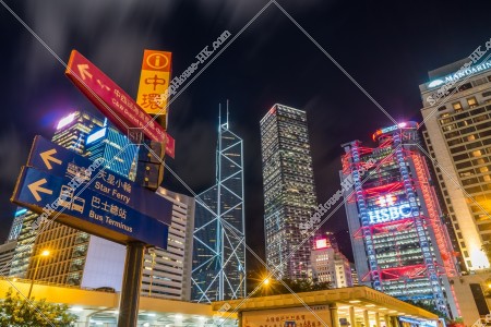 セントラル(中環) 都市の夜景と案内板 その①