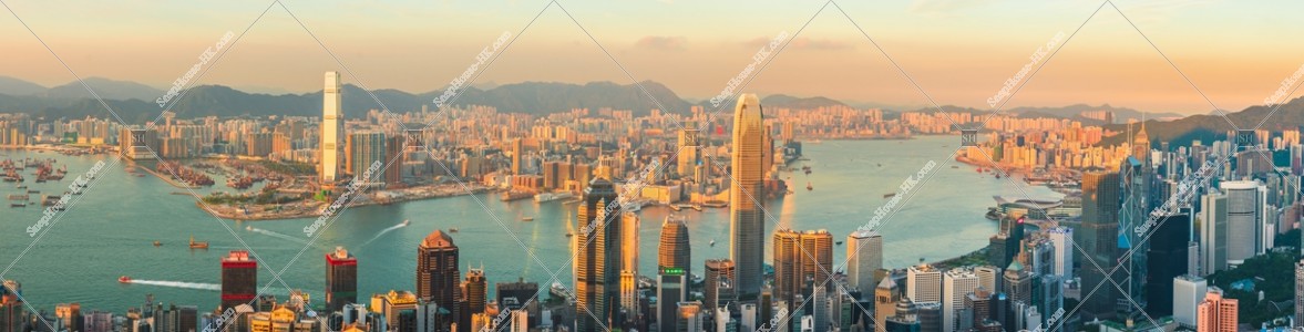 ヴィクトリア・ピークから見る香港の都市のパノラマ夕景 その①