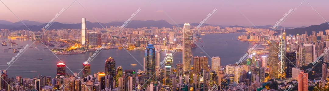ヴィクトリア・ピークから見る香港の都市のパノラマ夕景 その②