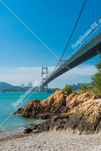 青馬大橋と馬湾海峡の浜辺 その①