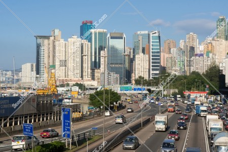 維園道（ヴィクトリアパークロード）を走行する車両と北角（ノースポイント）のビルの風景 その②