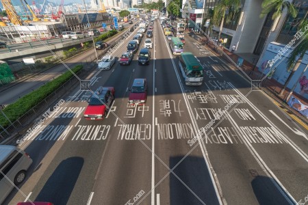 告士打道(英:Gloucester Road)を走る車両と各方面への指示標示