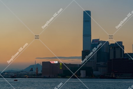 夕方の尖沙咀と環球貿易廣場（ICC）の風景