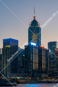 日没前の湾仔（灣仔）の高層ビルの夕景 [縦向き]