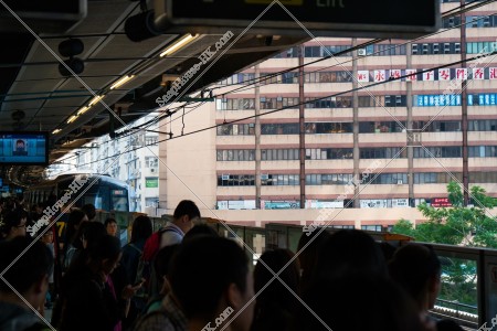 MTR 観塘線（觀塘綫）  観塘（觀塘） 駅のホームに到着する列車