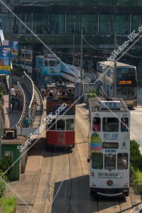 金鐘(アドミラリティ)付近の駅にて走行する複数の香港トラム
