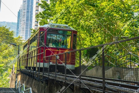 山頂へ向かうピークトラムと階段