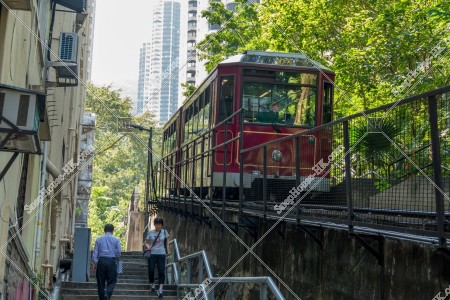 山頂へ向かうピークトラムと階段を上り下りする人