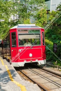 香港島の風景とヴィクトリア・ピーク(山頂)の山道を走るピークトラム。
(山頂)に向かうピークトラム