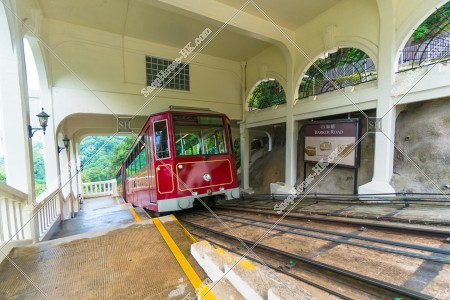 バーカーロード（白加道）駅を通過するピークトラム
