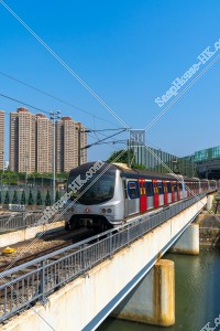 MTR 東鉄線（東鐵綫） 川の上の橋を通過する列車 [縦向き] その②