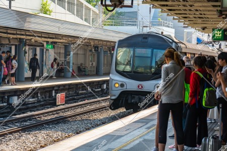 MTR 東鉄線（東鐵綫） ホームで列車を待つ人と到着する列車