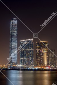 西九龍の高層ビル群の夜景（南から撮影）[縦向き]