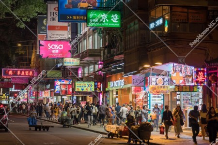 尖沙咀 夜の海防道の人で溢れる様子