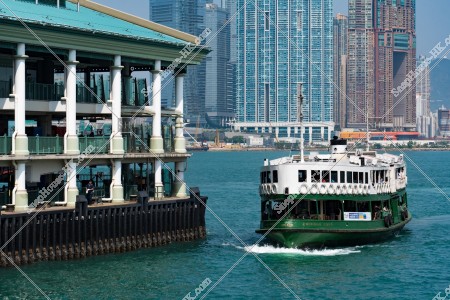 セントラルフェリー乗り場に到着するスターフェリー（天星小輪）