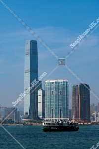 西九龍の高層ビルとスターフェリー（天星小輪） [縦向き]