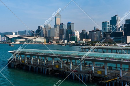 セントラルフェリー乗り場（中環碼頭）と湾仔（灣仔）の高層ビル群