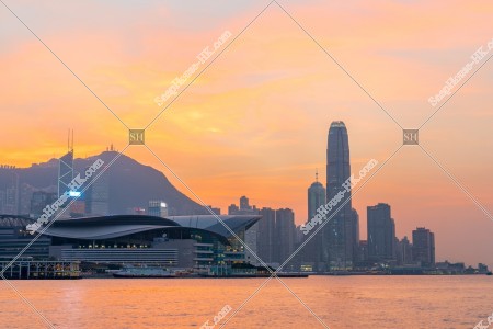 日没前の灣仔の展示場と中環