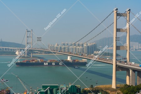 青馬大橋と貨物船
