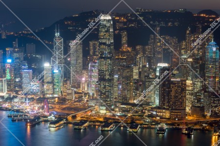セントラル（中環）の高層ビル群の夜景
