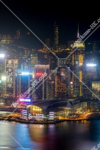 湾仔（灣仔）エリアの高層ビルの夜景 [縦向き]