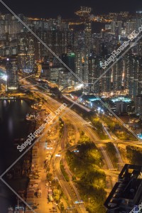 西九龍公路（West Kowloon Highway）と西九龍のビル・マンション群の夜景 [縦向き]