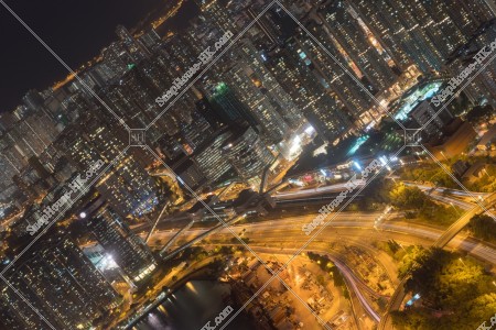 西九龍公路（West Kowloon Highway）と西九龍のビル・マンション群の夜景 [横向き]